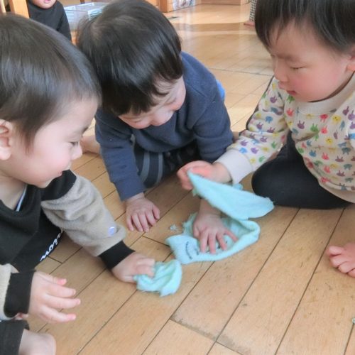 1才チームのおおそうじ!!【パリス保育園】 1才チームのおおそうじ!!【パリス保育園】