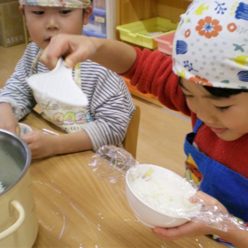 おにぎり作ったよ~!【パリス将監西保育園】 おにぎり作ったよ~!【パリス将監西保育園】