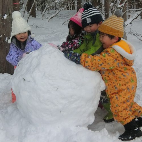 大きな雪玉！？　【パリス保育園】