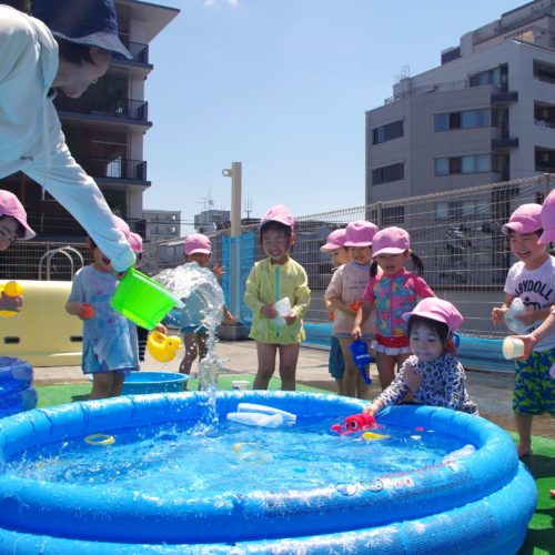 屋上テラスで水遊び～【パリス錦町保育園】