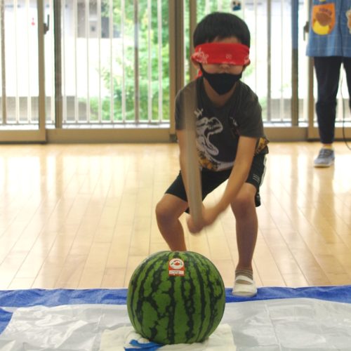 スイカ割り~!【パリス錦町保育園】 スイカ割り~!【パリス錦町保育園】