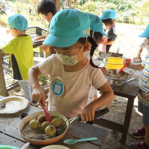 ごちそうづくり、たのしい～！【パリス保育園】