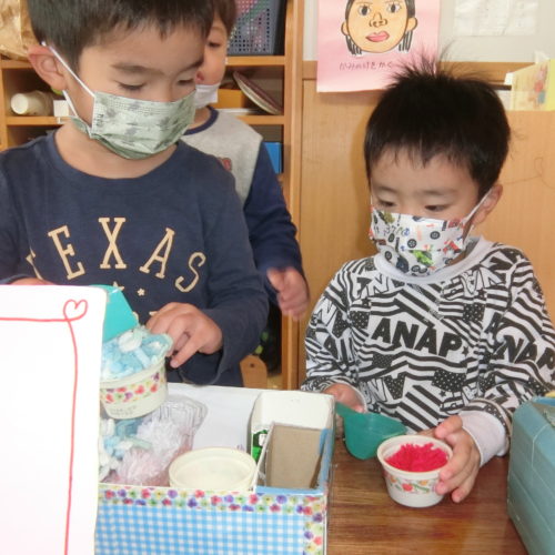 忙しいアイス屋さん! 【パリス保育園】 忙しいアイス屋さん! 【パリス保育園】