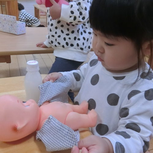 上手にできるかな? 【パリス保育園】 上手にできるかな? 【パリス保育園】