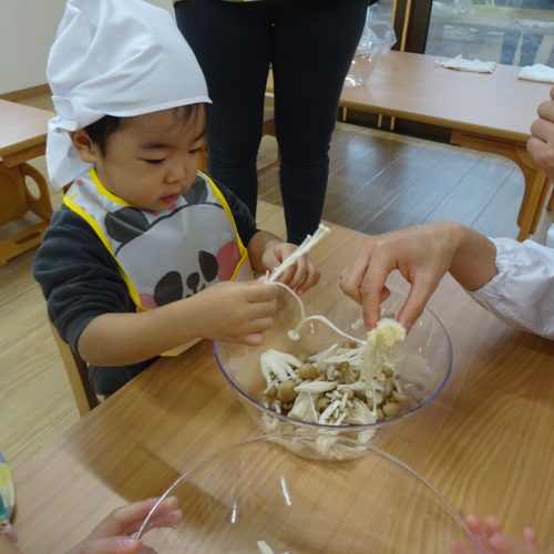 豚汁つくったよ!【パリス榴岡保育園】 豚汁つくったよ!【パリス榴岡保育園】