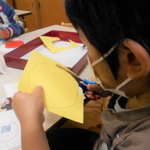 はさみ、上手になったよ!【パリス保育園】 はさみ、上手になったよ!【パリス保育園】