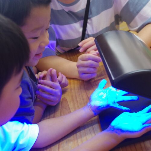 手が光る！？【パリス錦町保育園】