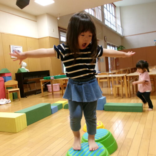 バランスブロックで遊んだよ!!【パリス保育園】