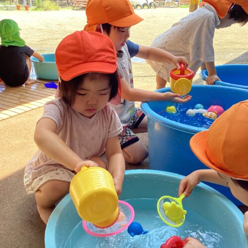 冷たくて気持ち良いね🎵【パリス将監西保育園】
