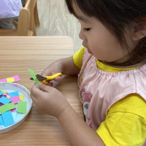はさみでチョッキン！【パリス榴岡保育園】